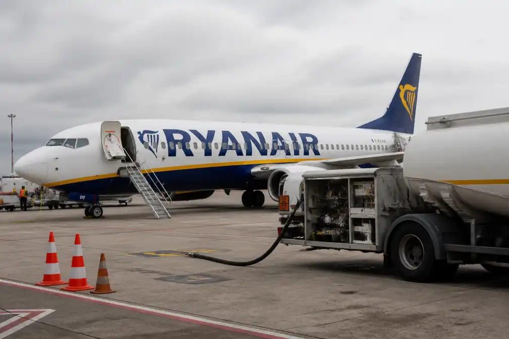 Ryanair boekt minder winst door hogere brandstofkosten en conflict Midden-Oosten