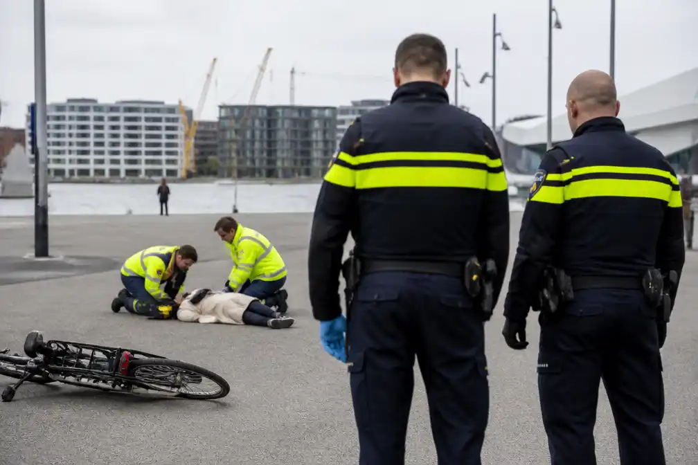 Dief steelt fiets en tas van bewusteloze vrouw na val op IJplein Amsterdam