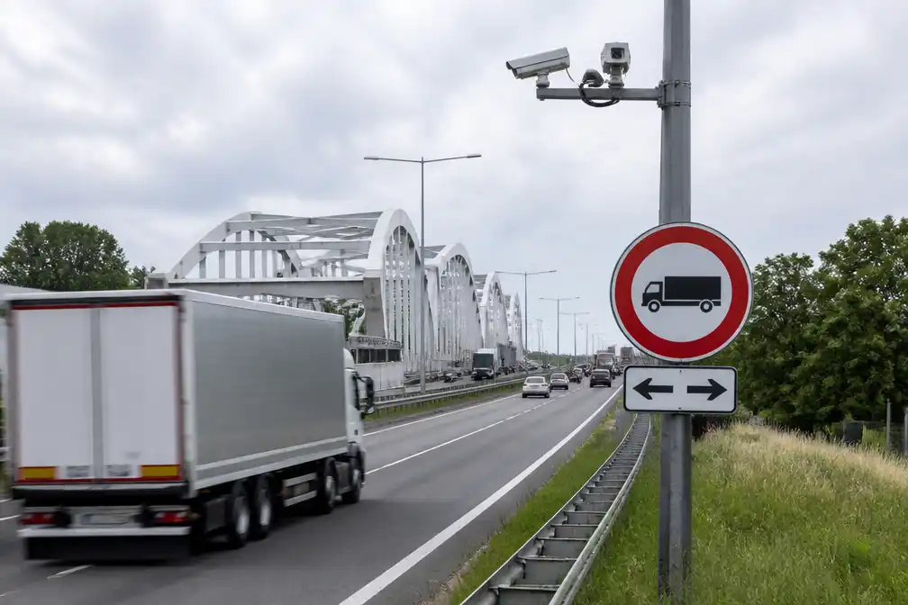 Vrachtwagenverbod Merwedebrug van kracht met borden, camera's volgen dit weekend