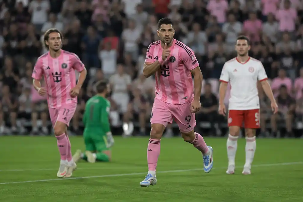 Inter Miami verslaat Chicago Fire met 3-2 bij debuut Lewandowski, Suarez scoort tweemaal