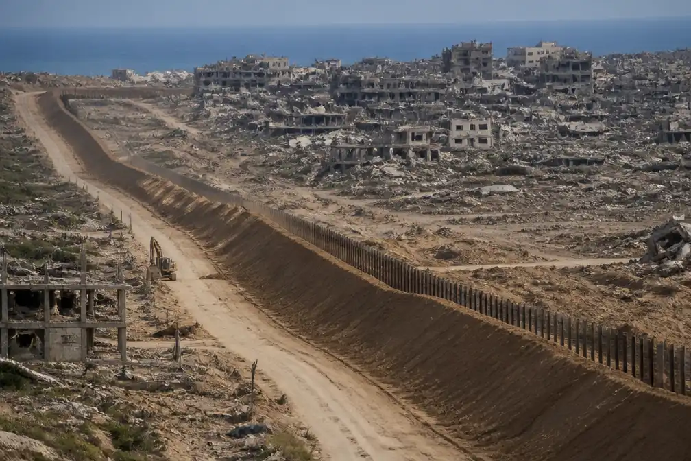 Israël bouwt aarden wal in Gaza terwijl hulporganisaties moeten vertrekken