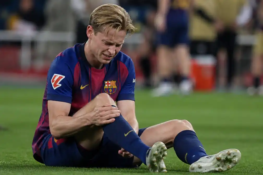Frenkie de Jong mist seizoensstart door knieblessure en reageert op speculaties