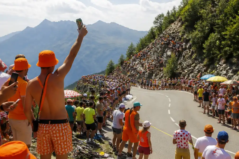 Tour de France bereikt Alpe d'Huez, verslaggever schetst feestelijke sfeer