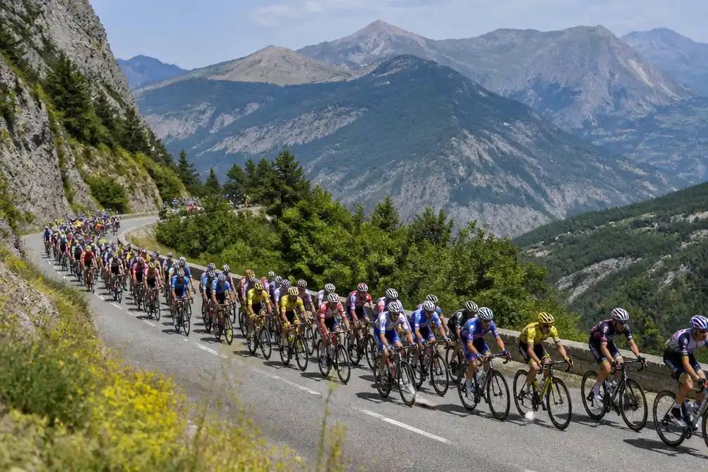 Tourpeloton vertrokken voor etappe 19 naar Alpe d'Huez