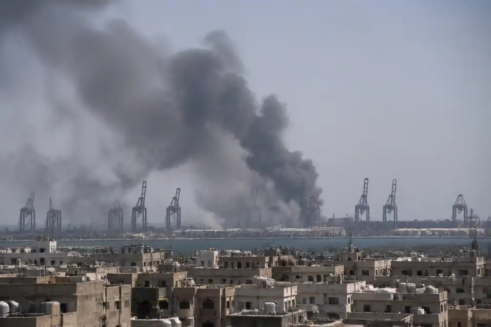Houthi's dreigen met vergelding na Saoedische luchtaanvallen in Jemen, claimen raketaanval