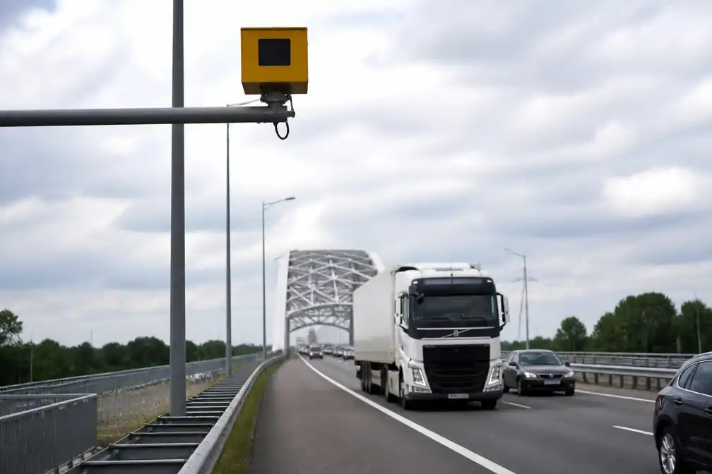 Rijkswaterstaat plaatst detectiecamera's voor handhaving vrachtwagenverbod Merwedebrug