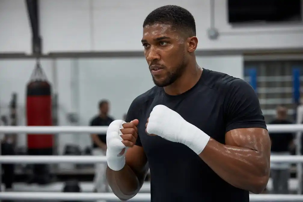Anthony Joshua keert terug in ring na verlies van twee vrienden bij auto-ongeluk