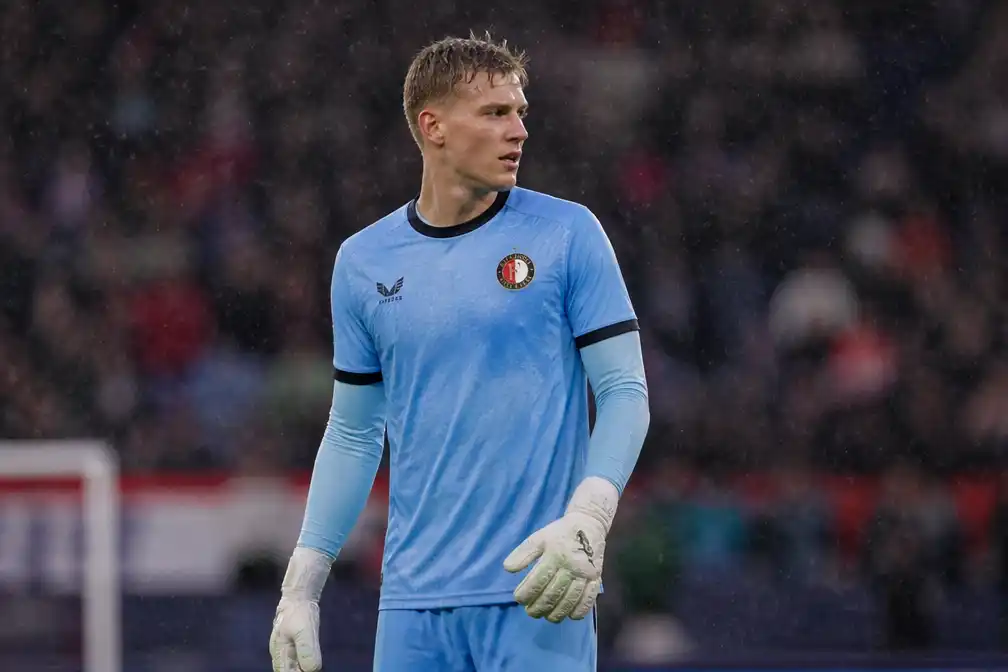 Feyenoord verslaat Rayo Vallecano met 2-1 in oefenduel, debutant Tjark Ernst onder de lat