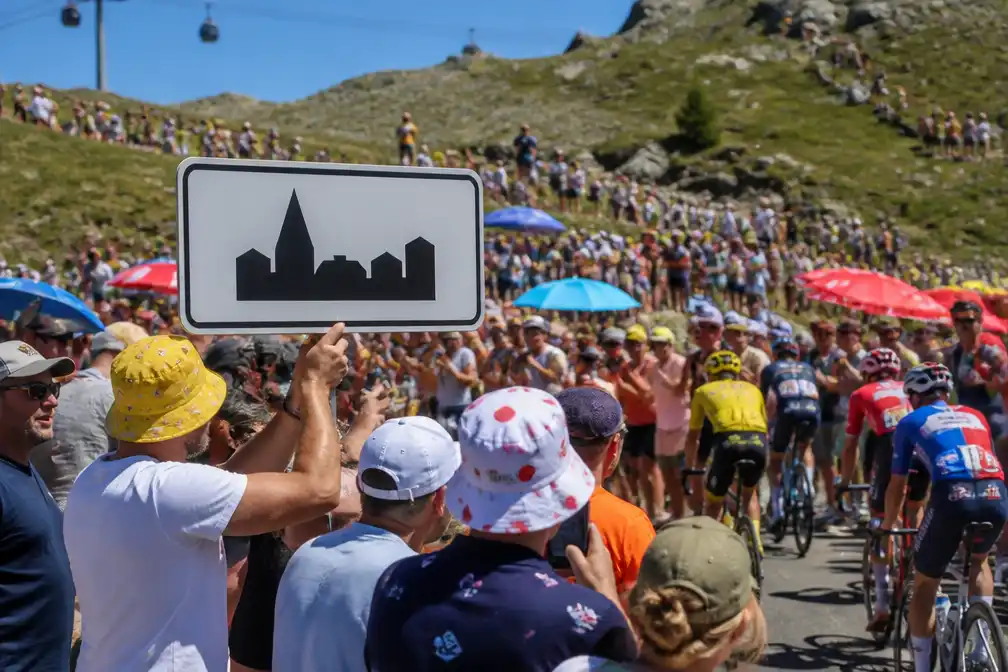 Vrienden uit Tongeren nemen centrumbord mee naar Tour de France met toestemming van burgemeester