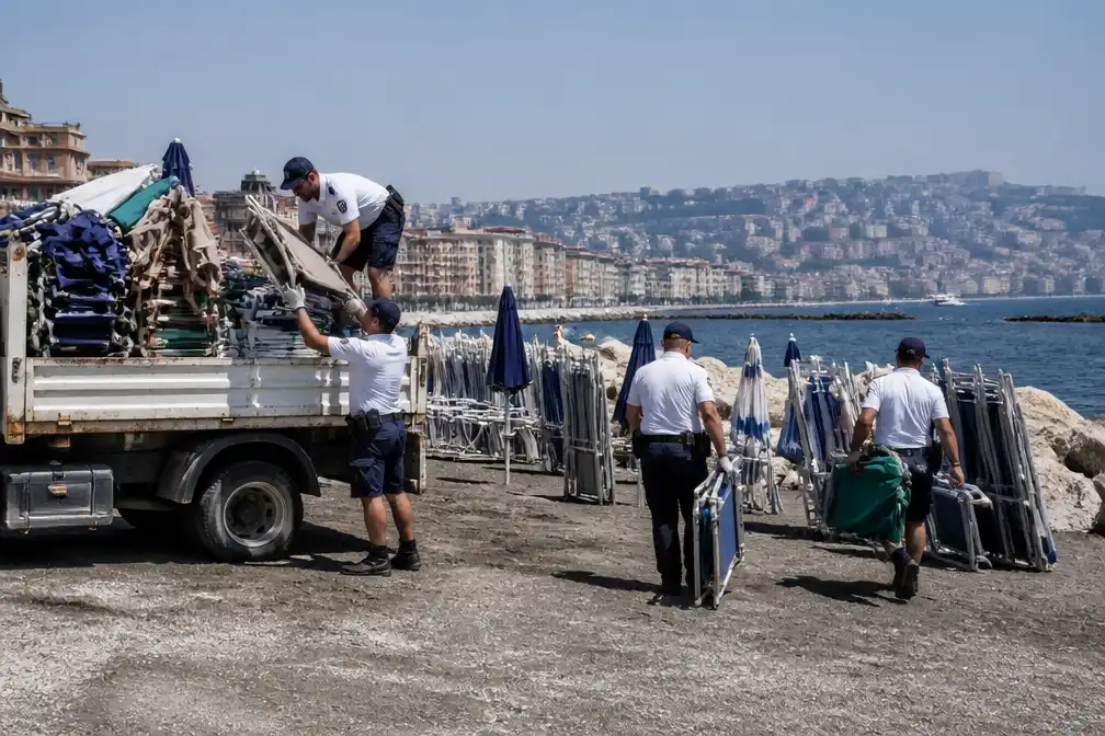 Italiaanse autoriteiten verwijderen tientallen achtergelaten parasols bij Napels
