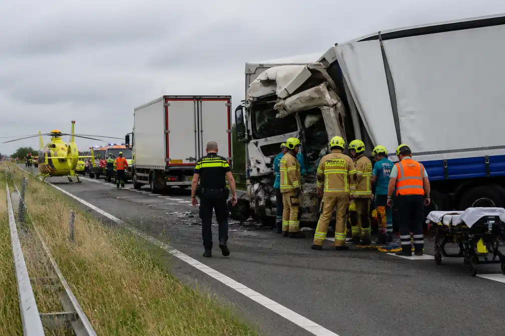 Dode en gewonden bij ongeluk met drie vrachtwagens op A17 bij Moerdijk