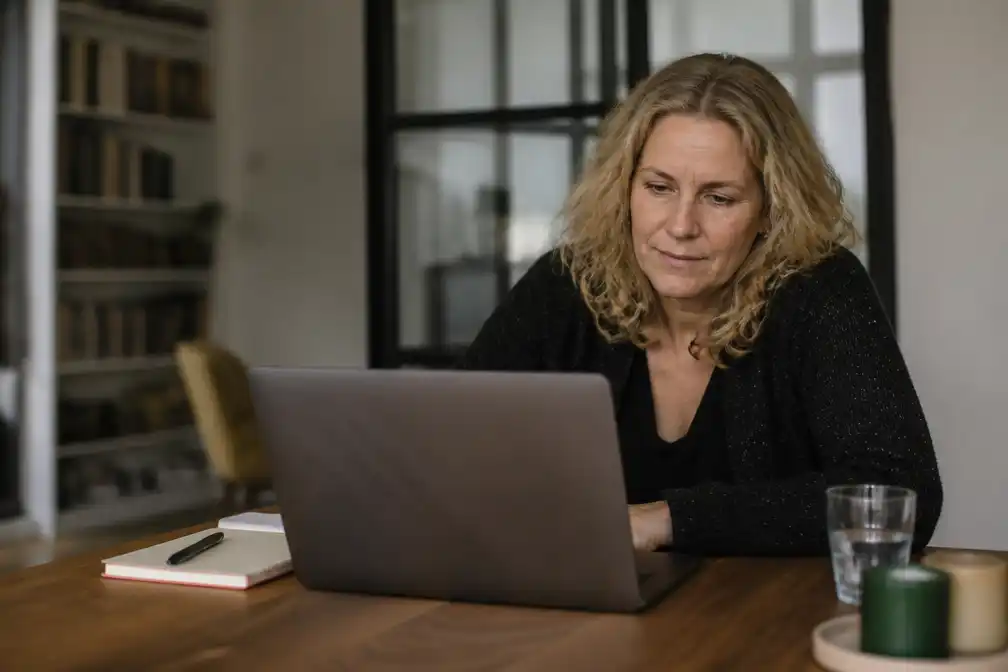 Column Kitty Herweijer vraagt waarom alleen mooie vrouwen verantwoording moeten afleggen voor relatie met succesvolle pa