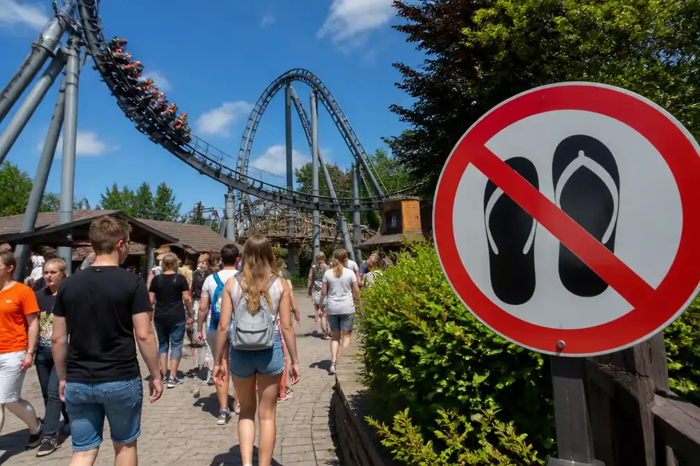 Bobbejaanland verbiedt teenslippers in attracties na incidenten