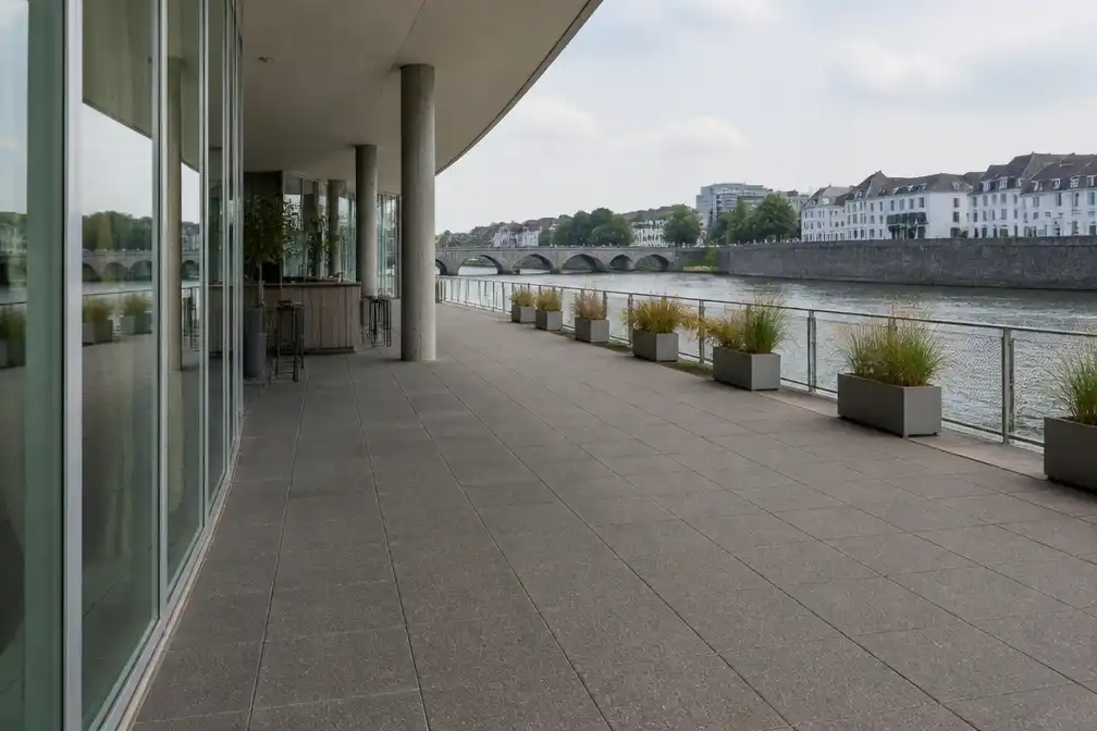 Dief steelt voor 21.000 euro aan terrasstoelen bij museumcafé Bonnefanten in Maastricht
