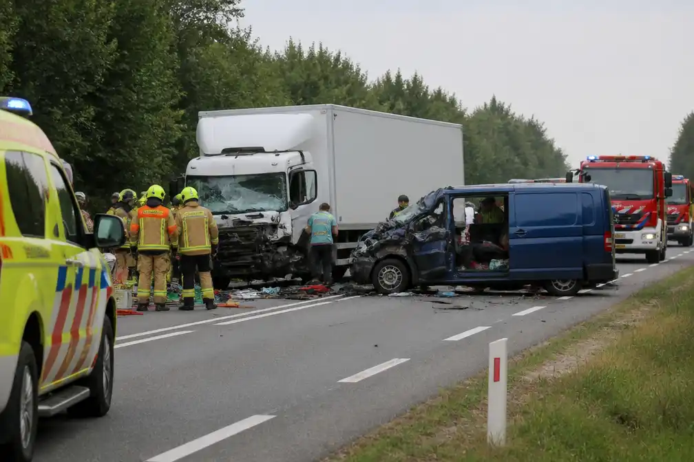 Dode en zes zwaargewonden bij ongeluk tussen vrachtwagen en busje op N48 bij Balkbrug