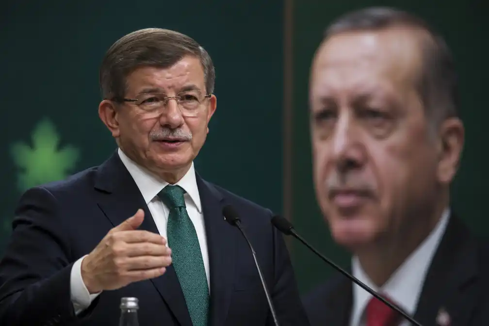 Oud-premier Davutoglu stapt uit politiek om 'vervuild' klimaat