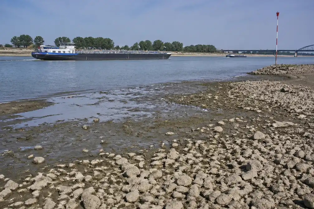 Rijn bij Lobith bereikt laagste waterstand ooit gemeten door aanhoudende droogte