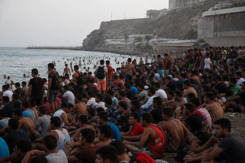 Duizenden migranten komen vanuit Marokko Spaanse enclave Ceuta binnen